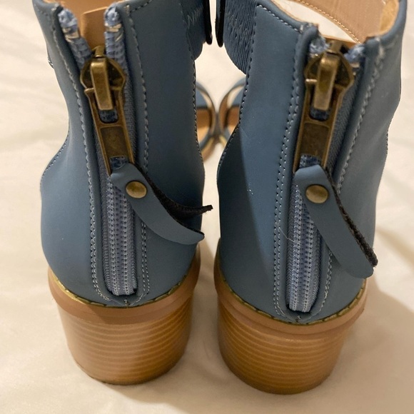 NEW IN BOX Journee Collection “Percy” Sandals. Blue. Women’s Size 7M - Picture 8 of 9